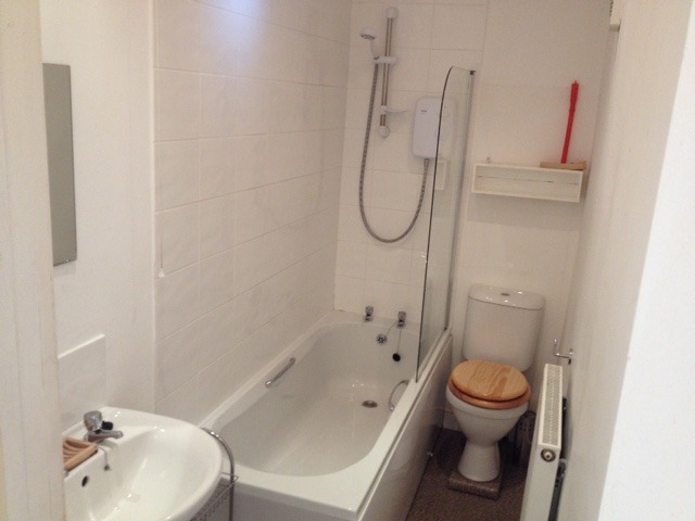  Image of 2 bedroom Flat to rent in Albert Avenue Glasgow G42 at Queens Park Glasgow Glasgow, G42 8RE