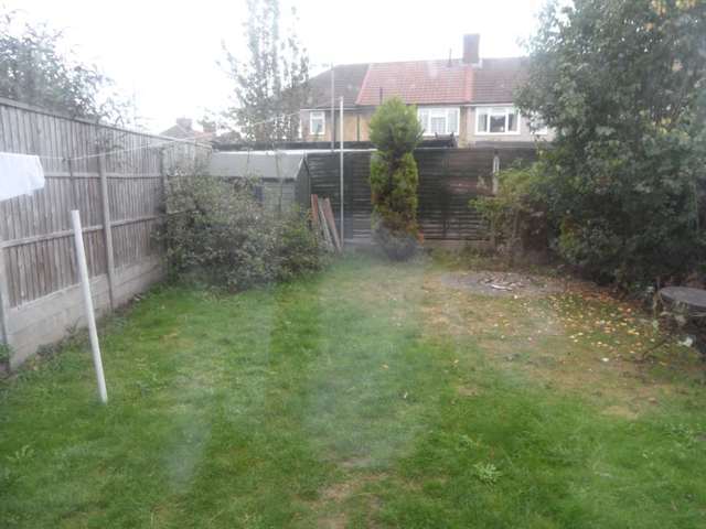  Image of Semi-Detached house to rent in Amesbury Road Dagenham RM9 at Amesbury Road Becontree Dagenham, RM9 6AB