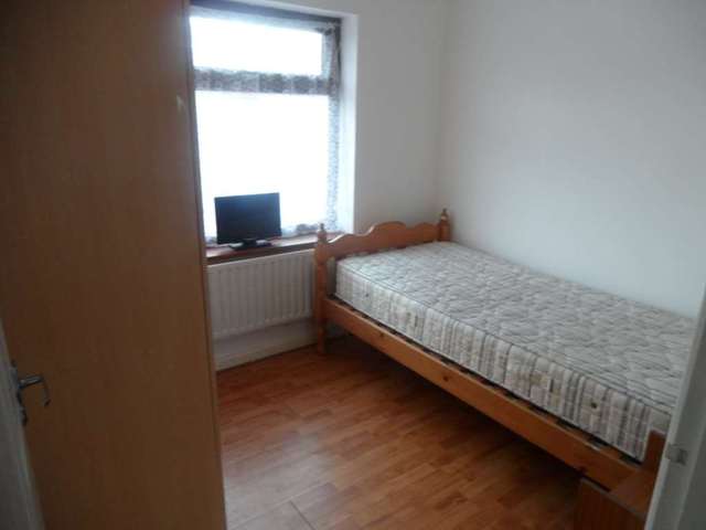  Image of Semi-Detached house to rent in Amesbury Road Dagenham RM9 at Amesbury Road Becontree Dagenham, RM9 6AB