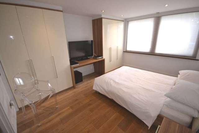  Image of 3 bedroom Detached house for sale in The Warren Caversham Reading RG4 at The Warren Caversham Reading, RG4 7TH