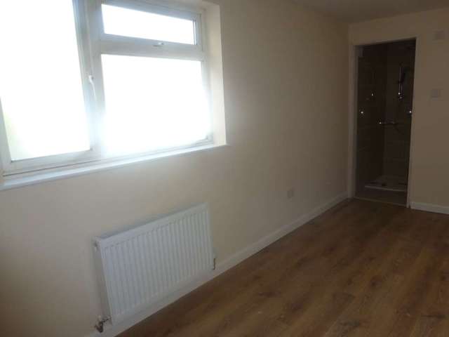  Image of 3 bedroom Terraced house to rent in Brookhill Road London SE18 at Brookhill Road Woolwich London, SE18 6TT