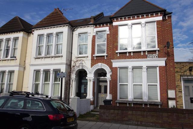  Image of 3 bedroom Flat to rent in Edgeley Road London SW4 at Clapham, SW4 6ER