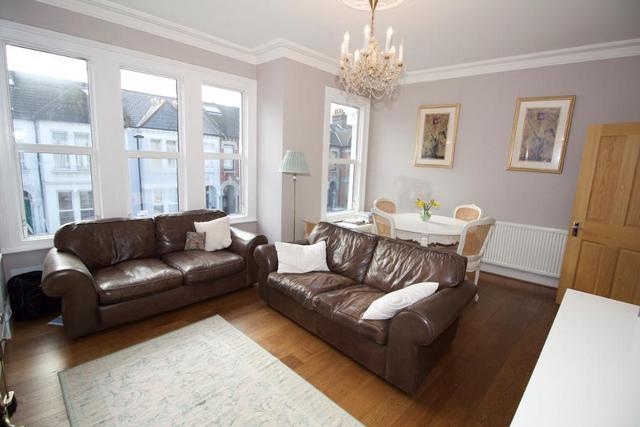  Image of 3 bedroom Flat to rent in Edgeley Road London SW4 at Clapham, SW4 6ER