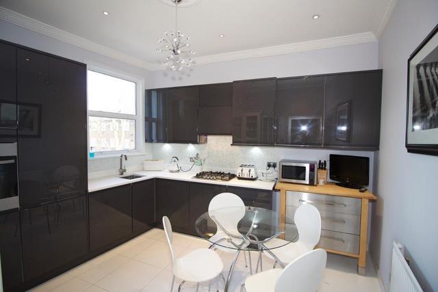  Image of 3 bedroom Flat to rent in Edgeley Road London SW4 at Clapham, SW4 6ER