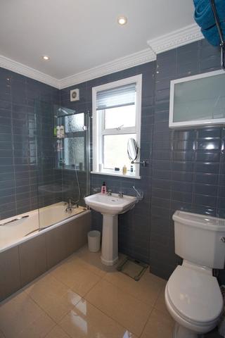  Image of 3 bedroom Flat to rent in Edgeley Road London SW4 at Clapham, SW4 6ER