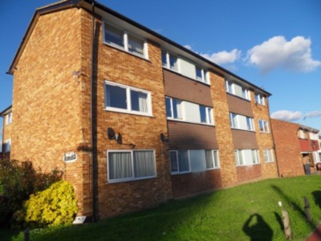  Image of 2 bedroom Flat to rent in Great Cullings Rush Green Romford RM7 at Great Cullings Rush Green Romford, RM7 0YL