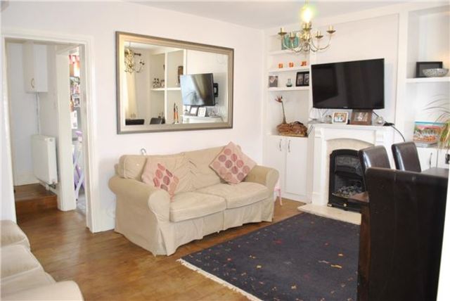  Image of 3 bedroom Terraced house for sale in Pipewell Road Carshalton SM5 at Surrey, SM5 1EY