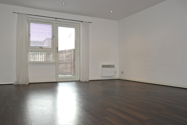  Image of 3 bedroom Flat to rent in South Victoria Dock Road Dundee DD1 at City Centre Dundee Dundee, DD1 3BF