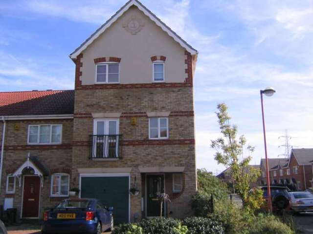  Image of 3 bedroom Town House to rent in Stern Close Barking IG11 at Stern Close Barking Essex, IG11 0XW