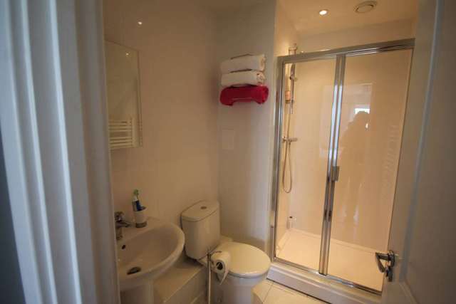  Image of 2 bedroom Apartment to rent in Clydesdale Way Belvedere DA17 at Clydesdale Way  Belvedere, DA17 6FB