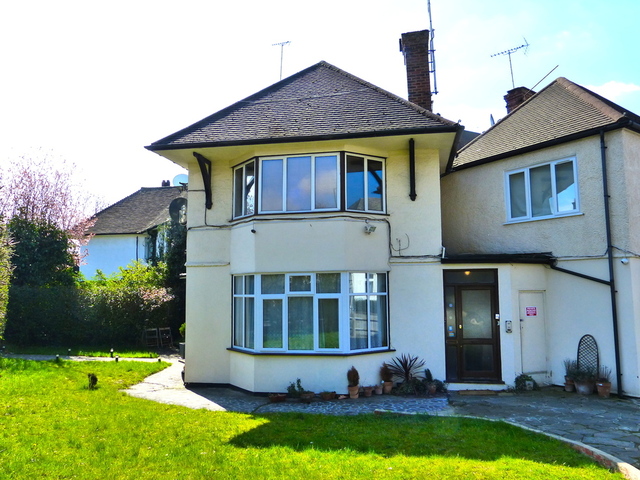  Image of 4 bedroom Flat to rent in Finchley Road London NW11 at GOLDERS GREEN  London, NW11 7PE