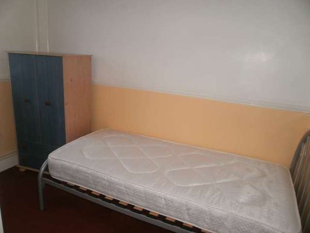  Image of 2 bedroom Flat to rent in Manor Road Dagenham RM10 at Manor Rd  Dagenham, RM10 8AU