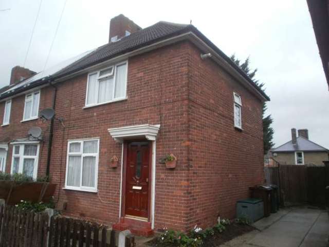  Image of 3 bedroom End of Terrace to rent in Woodward Road Dagenham RM9 at Woodward Rd Becontree Dagenham, RM9 4SU