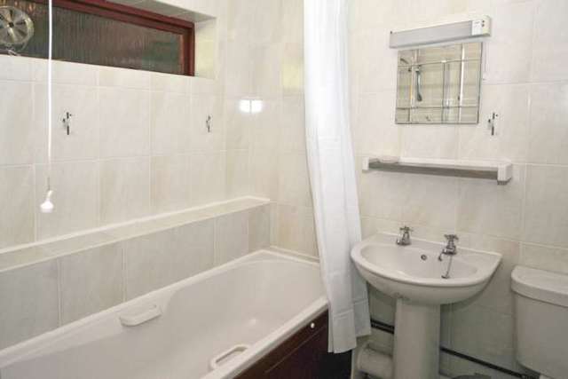  Image of 1 bedroom Apartment to rent in Alexandra Court Brighton Road Crawley RH10 at Alexandra Court, Brighton Road Southgate Crawley, RH10 6AH