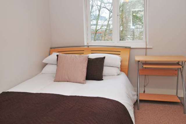  Image of 1 bedroom Apartment to rent in Alexandra Court Brighton Road Crawley RH10 at Alexandra Court, Brighton Road Southgate Crawley, RH10 6AH
