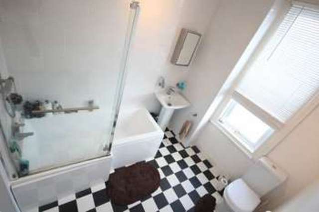  Image of 2 bedroom Terraced house to rent in Barnbrough Street Burley Leeds LS4 at Barnbrough Street Burley Leeds, LS4 2QY