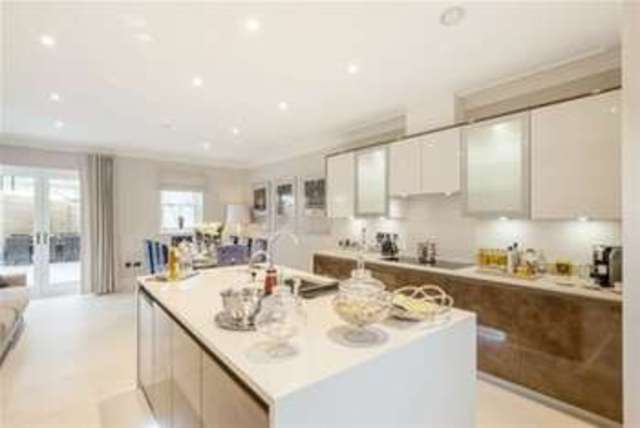  Image of 4 bedroom Detached house to rent in Battersea Park Road London SW11 at London, SW11 4NB