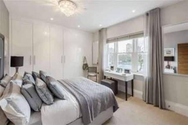  Image of 4 bedroom Detached house to rent in Battersea Park Road London SW11 at London, SW11 4NB