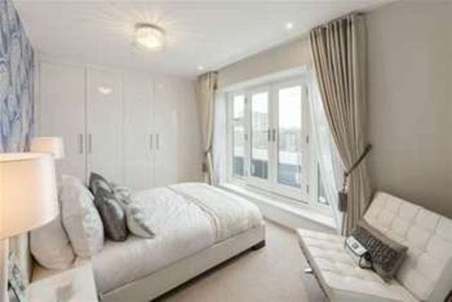  Image of 4 bedroom Detached house to rent in Battersea Park Road London SW11 at London, SW11 4NB