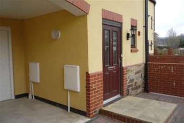  Image of 3 bedroom Terraced house to rent in Waterside Bovey Tracey Newton Abbot TQ13 at Newton Abbot, TQ13 9SX
