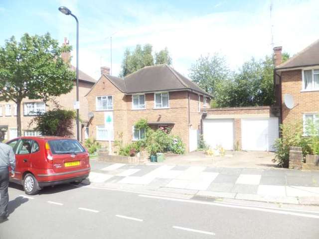  Image of 2 bedroom Apartment to rent in Chatsworth Road London W5 at Chatsworth Road Ealing London, W5 3DB