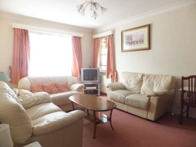  Image of 2 bedroom Apartment to rent in Chatsworth Road London W5 at Chatsworth Road Ealing London, W5 3DB