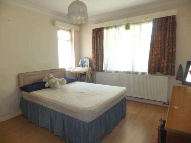  Image of 2 bedroom Apartment to rent in Chatsworth Road London W5 at Chatsworth Road Ealing London, W5 3DB
