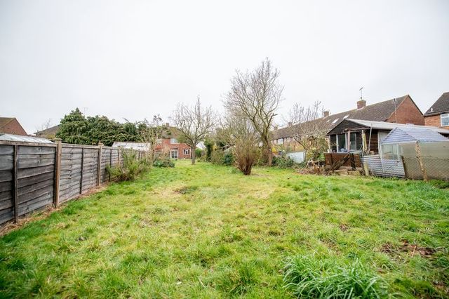  Image of 3 bedroom Semi-Detached house for sale in Como Road Aylesbury HP20 at Como Road  Aylesbury, HP20 1NR