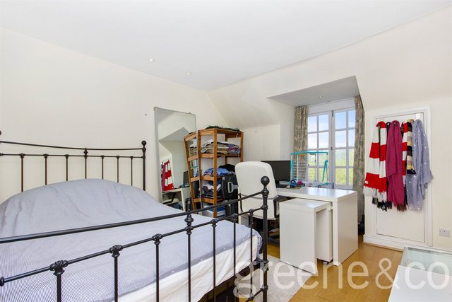  Image of 2 bedroom Flat to rent in Coolhurst Road London N8 at London  Crouch End, N8 8EL