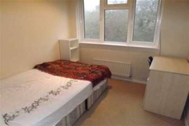  Image of 4 bedroom Detached house to rent in Copperfield Road Southampton SO16 at Southampton, SO16 3NY