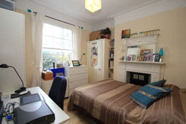  Image of 2 bedroom Flat for sale in Cranes Park Surbiton KT5 at Surbiton Surrey, KT5 8AB