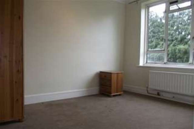  Image of 2 bedroom Flat to rent in Crest Road London NW2 at London, NW2 7BY