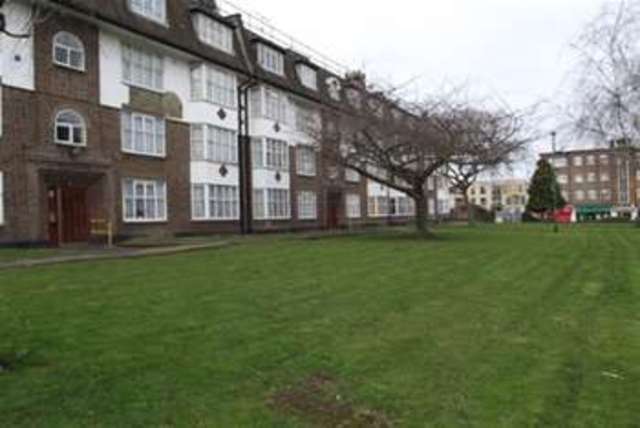  Image of 2 bedroom Flat to rent in Crest Road London NW2 at London, NW2 7BY