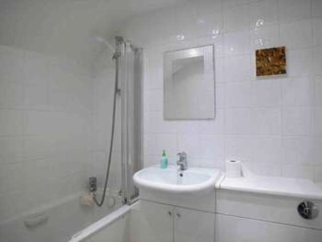  Image of 2 bedroom Flat to rent in Dennington Park Road London NW6 at Dennington Park Road West Hampstead London, NW6 1BB