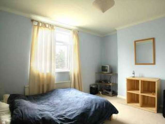  Image of 2 bedroom Flat to rent in Dennington Park Road London NW6 at Dennington Park Road West Hampstead London, NW6 1BB