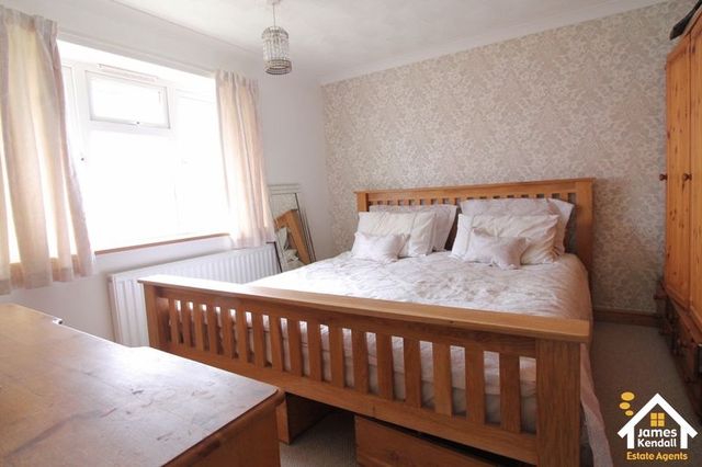  Image of 3 bedroom Property for sale in Dewlands Oakley Bedford MK43 at Dewlands Oakley Bedford, MK43 7RN