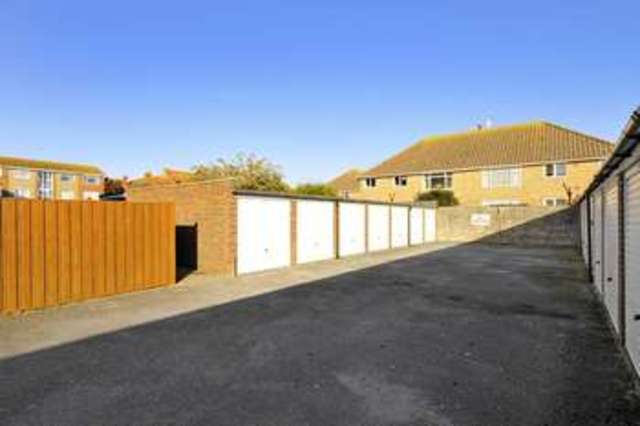  Image of 2 bedroom Flat to rent in Downview Road Worthing BN11 at Downview Road  Worthing, BN11 4QT