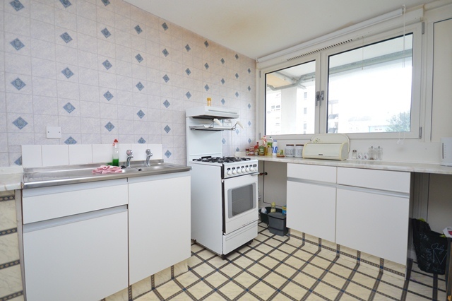  Image of 2 bedroom Flat to rent in Dumbiedykes Road Edinburgh EH8 at Holyrood Edinburgh Edinburgh, EH8 9UU