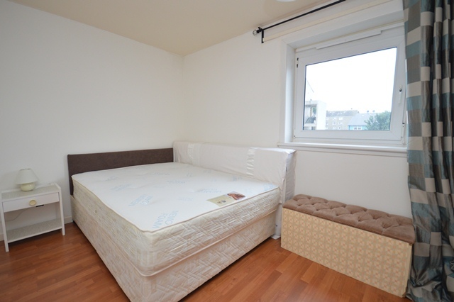  Image of 2 bedroom Flat to rent in Dumbiedykes Road Edinburgh EH8 at Holyrood Edinburgh Edinburgh, EH8 9UU
