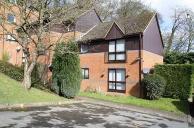  Image of 2 bedroom Flat to rent in Edmunds Gardens High Wycombe HP12 at Edmunds Gardens  High Wycombe, HP12 4LP