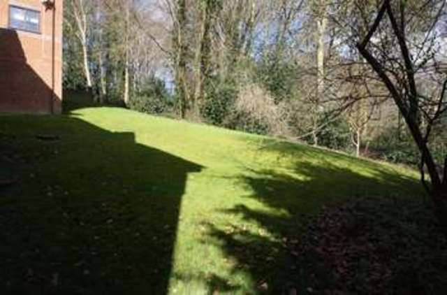  Image of 2 bedroom Flat to rent in Edmunds Gardens High Wycombe HP12 at Edmunds Gardens  High Wycombe, HP12 4LP