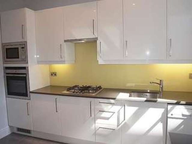  Image of 2 bedroom Ground Flat to rent in Emu Road London SW8 at Battersea, SW8 3PS