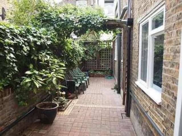  Image of 2 bedroom Ground Flat to rent in Emu Road London SW8 at Battersea, SW8 3PS