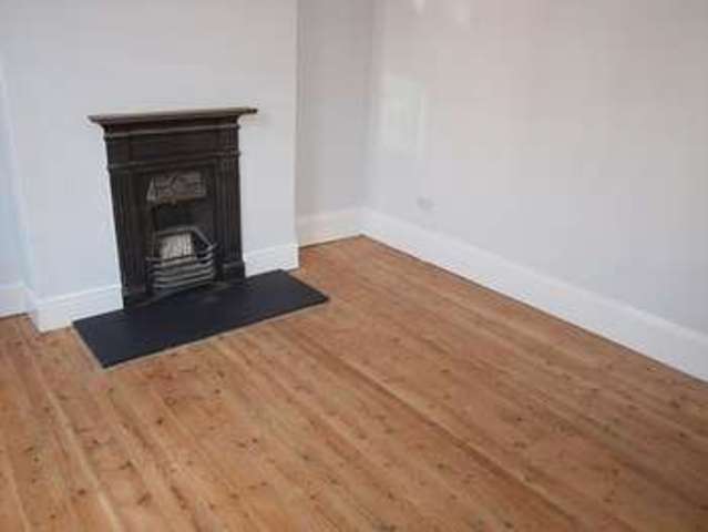  Image of 2 bedroom Ground Flat to rent in Emu Road London SW8 at Battersea, SW8 3PS