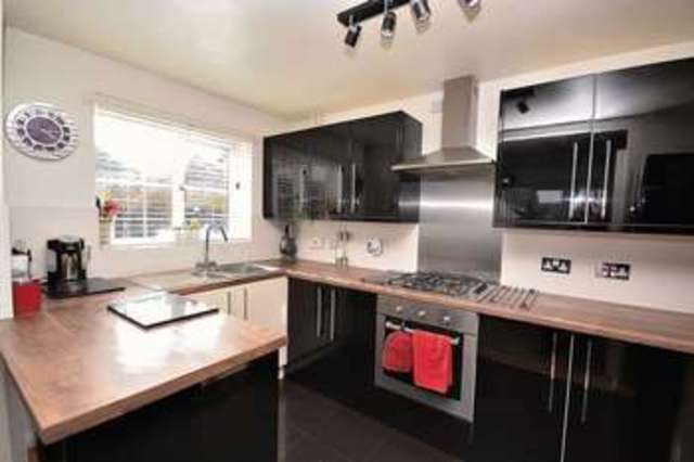  Image of 3 bedroom Detached house for sale in Gibson Drive Leighton Buzzard LU7 at Gibson Drive  Leighton Buzzard, LU7 4NZ