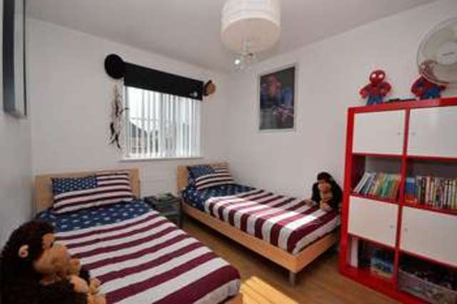  Image of 3 bedroom Detached house for sale in Gibson Drive Leighton Buzzard LU7 at Gibson Drive  Leighton Buzzard, LU7 4NZ