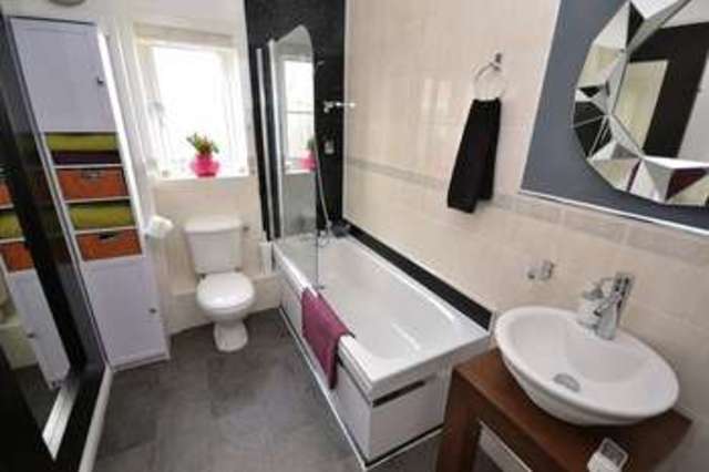  Image of 3 bedroom Detached house for sale in Gibson Drive Leighton Buzzard LU7 at Gibson Drive  Leighton Buzzard, LU7 4NZ