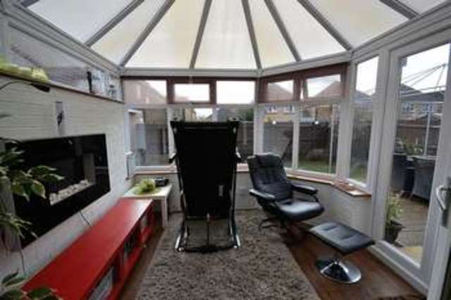  Image of 3 bedroom Detached house for sale in Gibson Drive Leighton Buzzard LU7 at Gibson Drive  Leighton Buzzard, LU7 4NZ