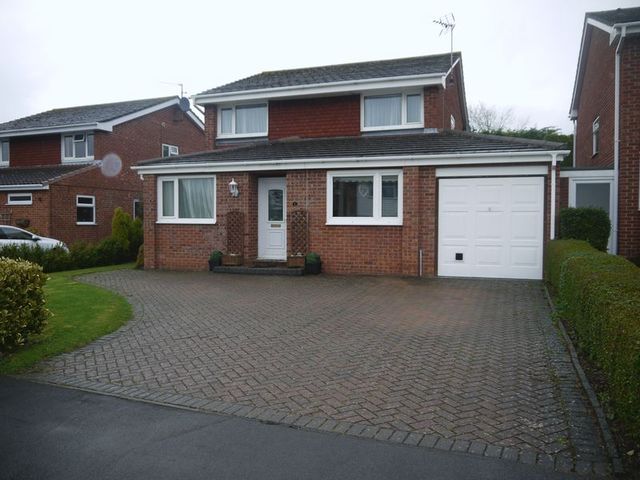  Image of 4 bedroom Detached house for sale in Glenfield Close Aylesbury HP21 at Glenfield Close  Aylesbury, HP21 7NE