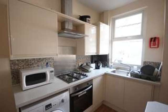  Image of 4 bedroom Terraced house to rent in Graham Grove Burley Leeds LS4 at Graham Grove Burley Leeds, LS4 2NF